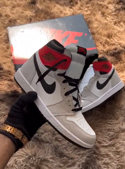 Air Jordan 1 'Smoke Grey'1
